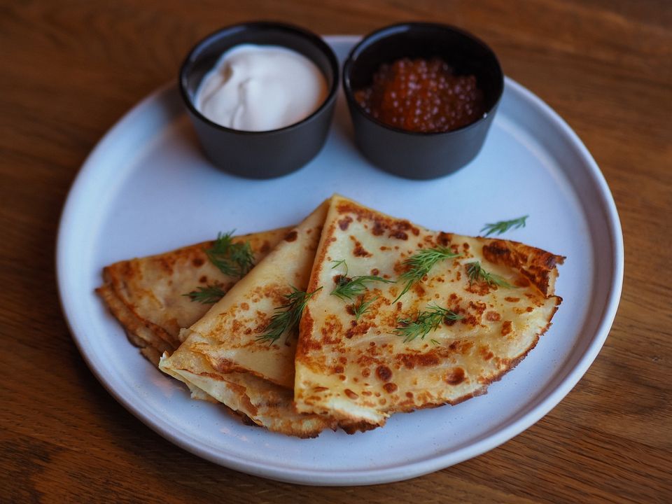 Paratha casero en forma de triangulo y diferentes salsas