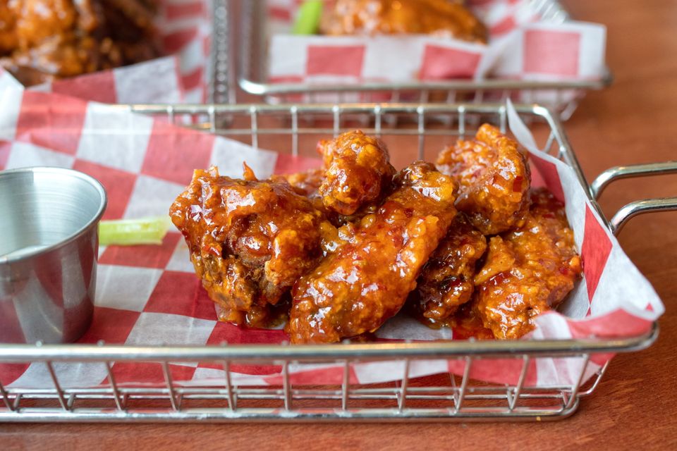 Trozos de pollo vietnamita al caramelo dentro de una cesta