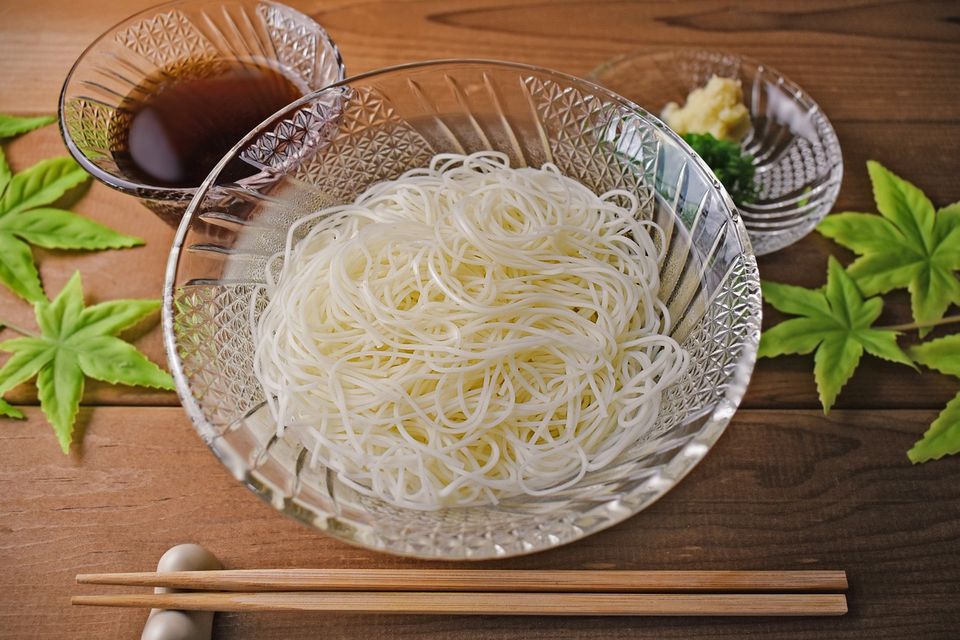 Fideos Somen caseros en un plato