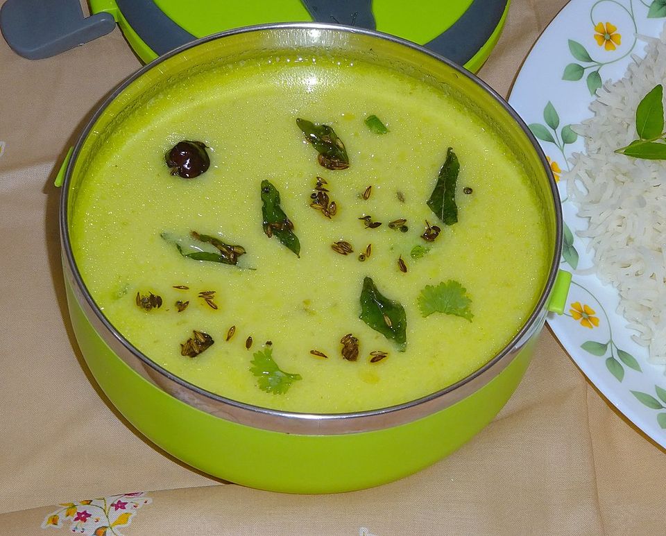 Gujarati Kadhi, una sopa de yogur y harina de garbanzos