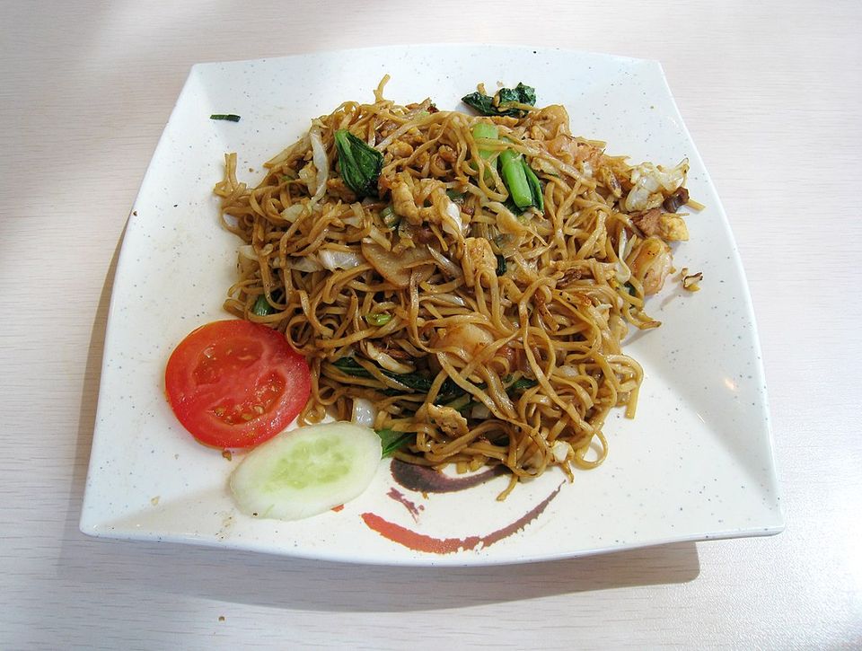 Mie Goreng, fideos fritos sobre un plato blanco