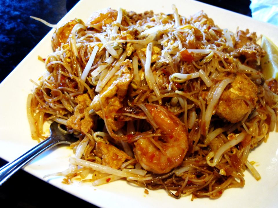 Salteado de gambas con fideos de huevo al estilo oriental