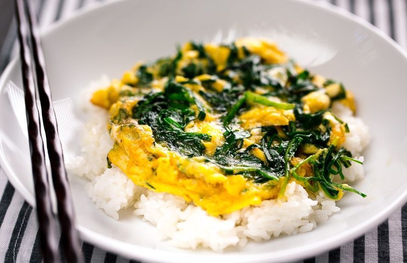 Niratama Donburi, un plato japonés de arroz con huevo y cebollino