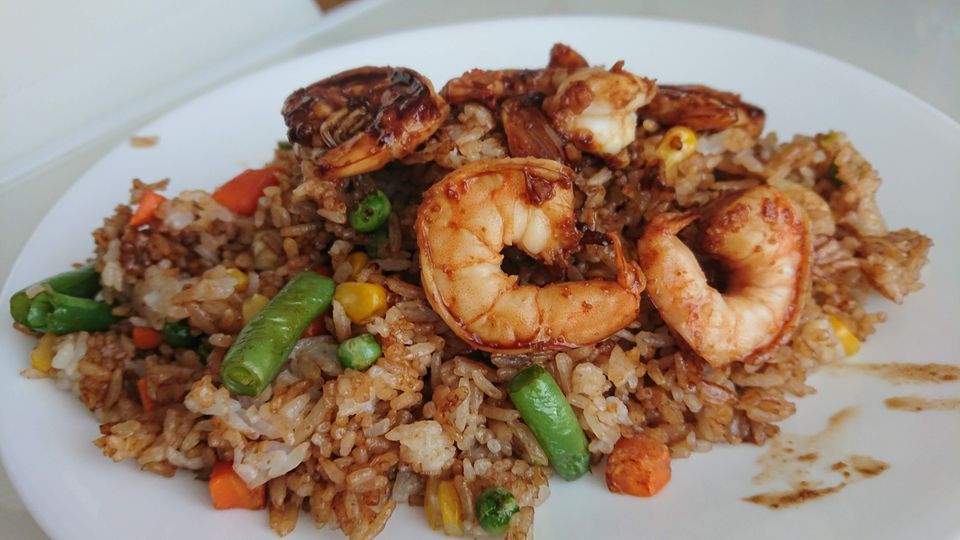 Arroz frito con gambas al estilo oriental