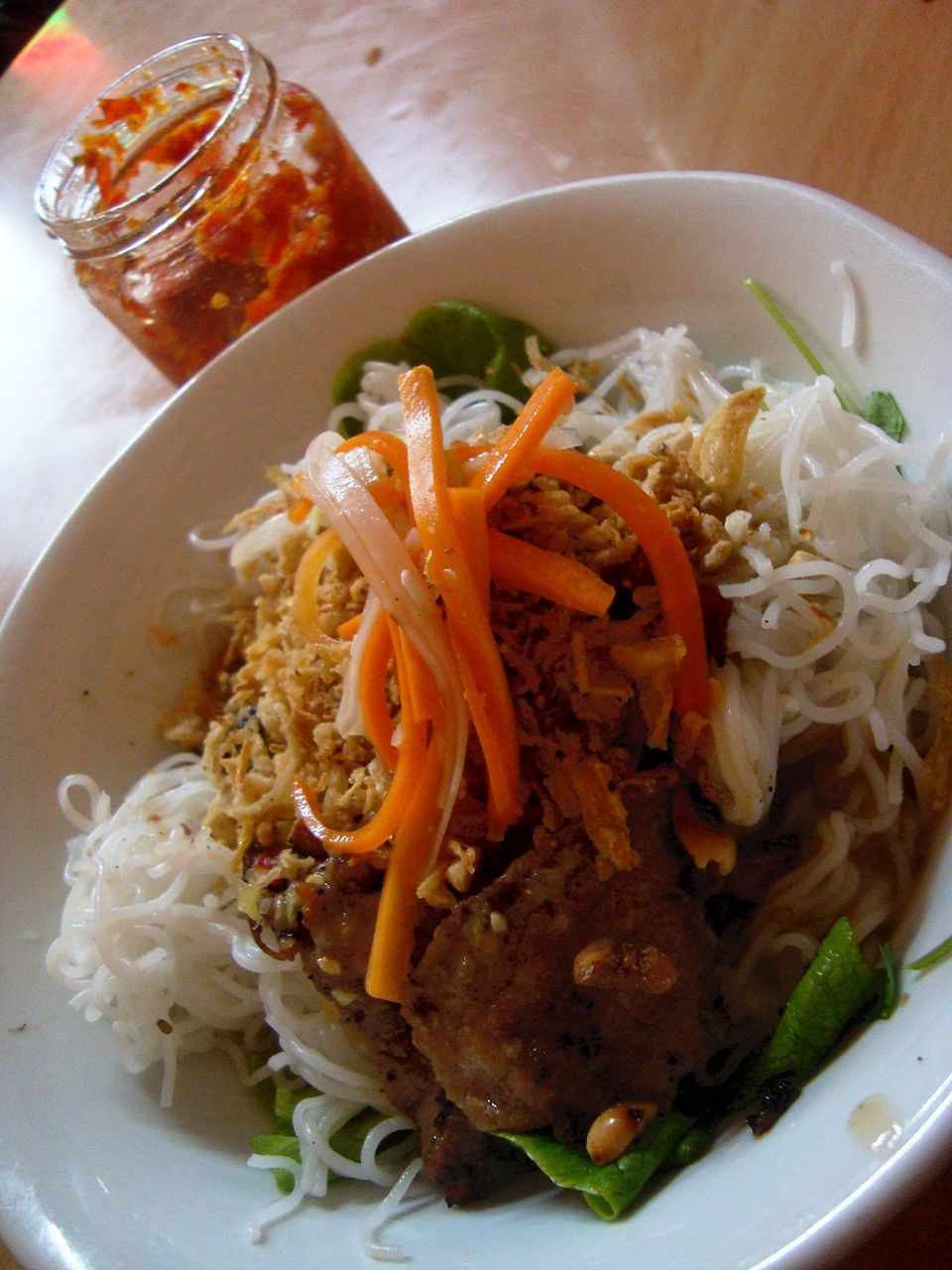 Bún thịt nướng, una deliciosa ensalada vietnamita con carne a la parrilla