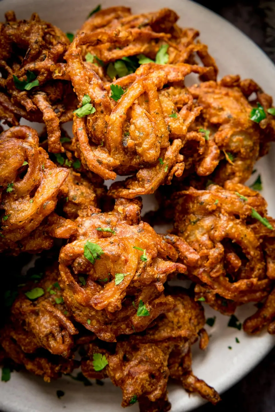 Cómo hacer buñuelos de cebolla roja y chile con salsa de yogur, menta y ajo