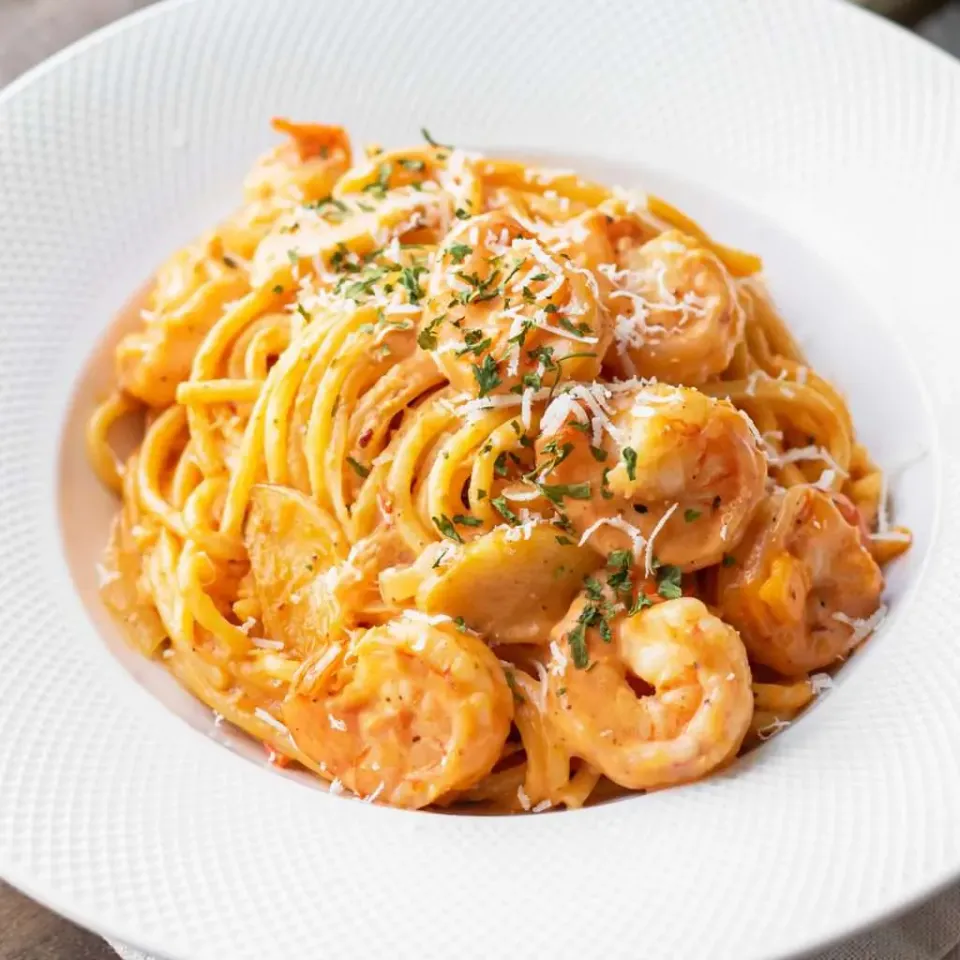 Pasta coreana con salsa rosa y gambas