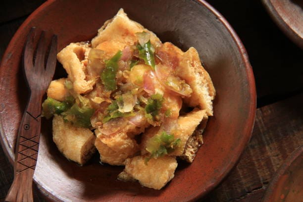 Tahu Gerjrot: tofu frito con salsa picante de cacahuete y vinagre