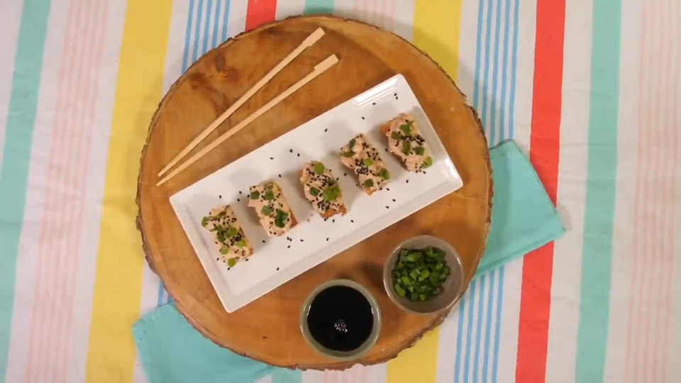 Arroz crujiente con atún picante