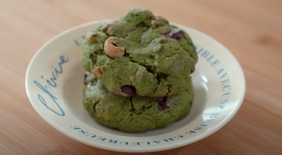 Galletas de matcha con chocolate y nueces 