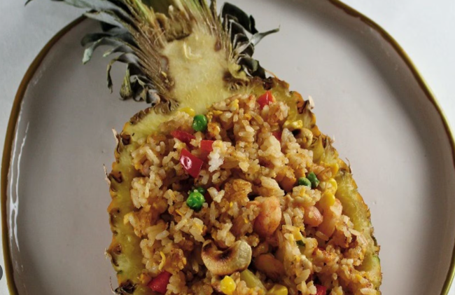 Arroz frito con piña estilo cantonés